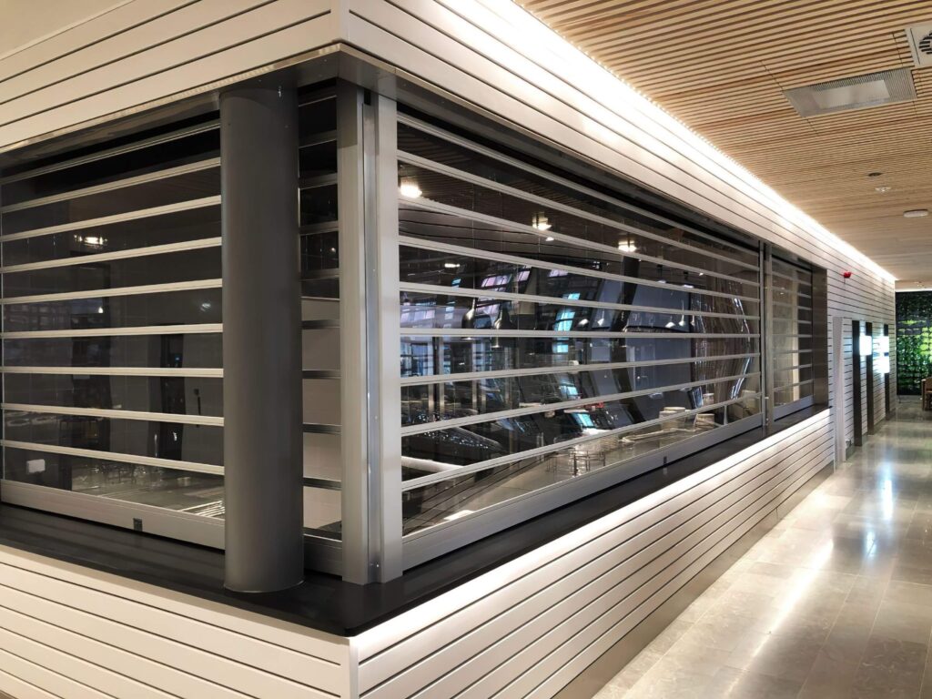 Glasklar jalusi i butik